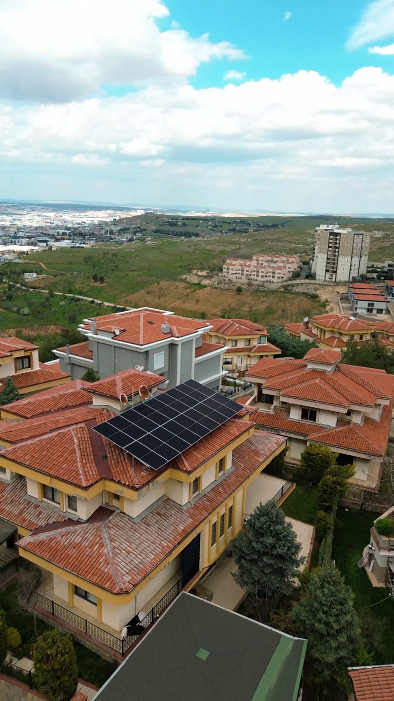 Erikçe Çamlıbel Villaları'nın ve güneş panelli villanın dron ile görünümü