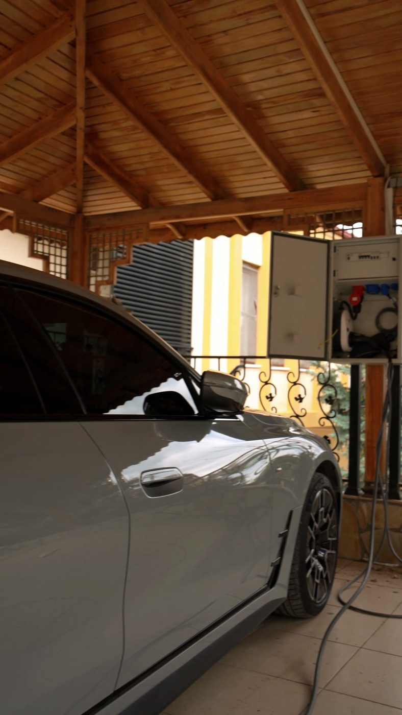 Villanın otoparkında şarj edilen elektrikli araç