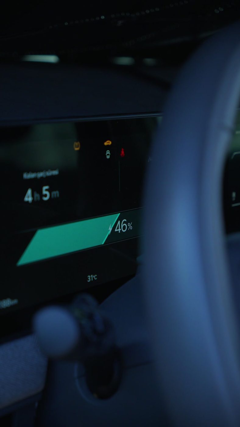 Şarj olan elektrikli aracın gösterge ekranı