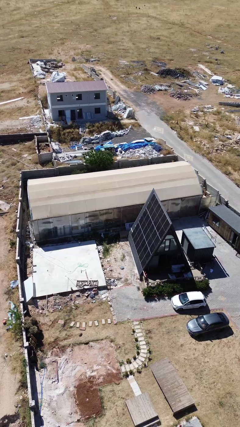 Sera Mekanik tesisinin ve güneş panellerinin dron ile üstten görünümü