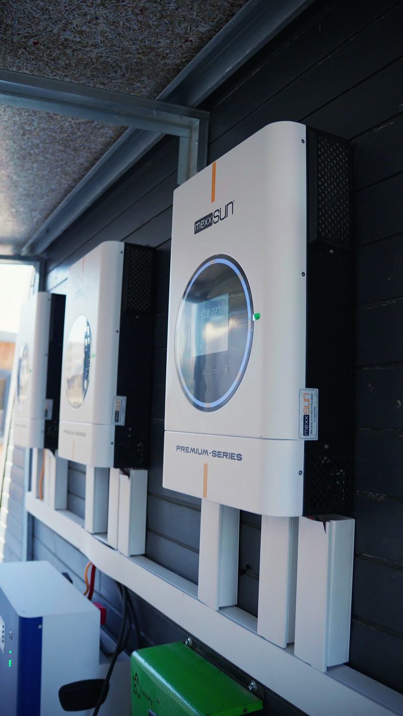 Duvara yan yana monte edilmiş üç adet Mexxsun Premium Series inverter