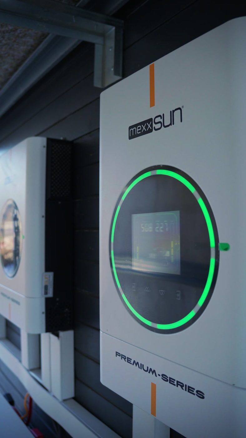 Çalışan Mexxsun inverterin ekranı ve yeşil durum ışığı