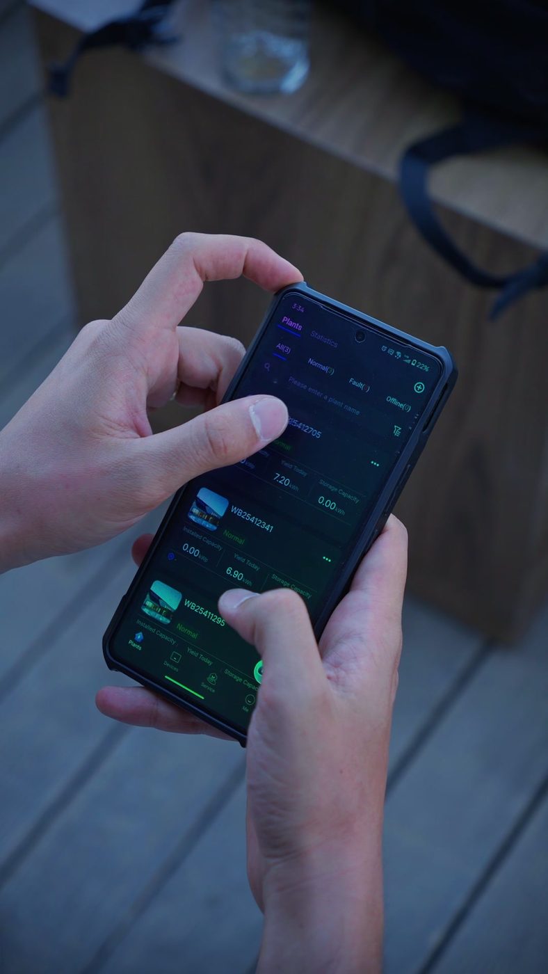 Güneş enerji sisteminin telefondaki mobil uygulamadan izlenmesi