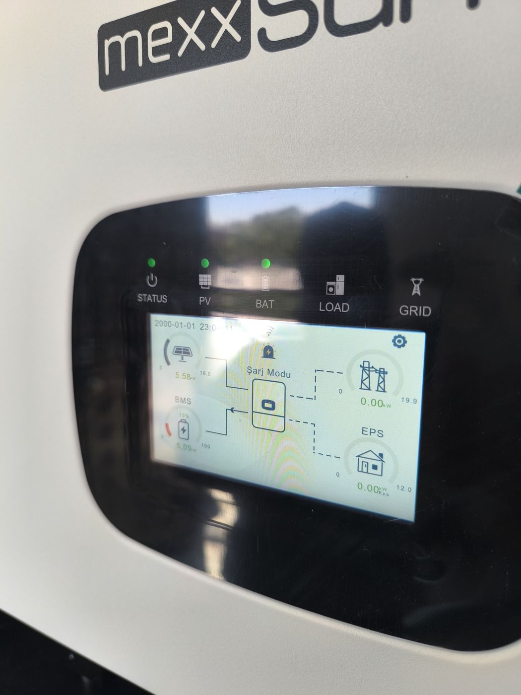 Inverter ekranı: panellerden 5,58 kW üretim, akü şarj ediliyor, şebeke bağlantısı yok