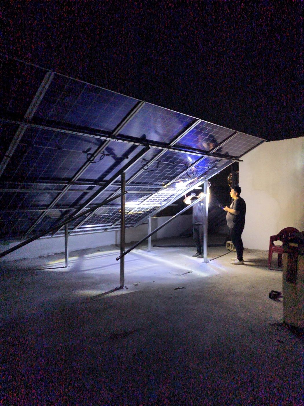 Ekibimiz çatıdaki çelik konstrüksiyon üzerine güneş panellerini monte ediyor